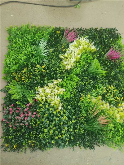 Parede decorativa de grama verde de plantas artificiais